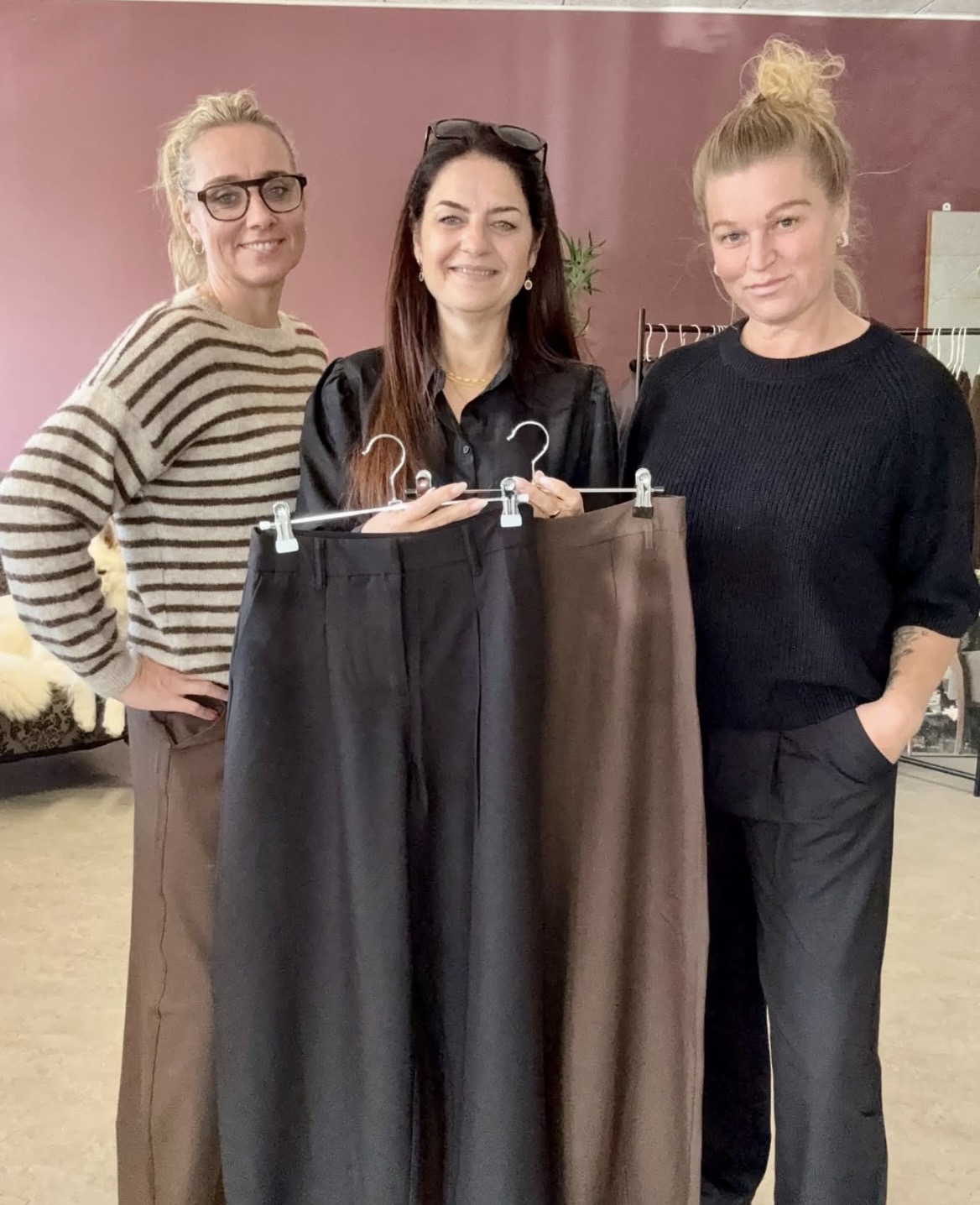 Tre af Shiny-pigerne viser bukser frem sammen