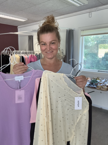 Tanja fra Shiny.dk viser t�j under live shopping i showroomet