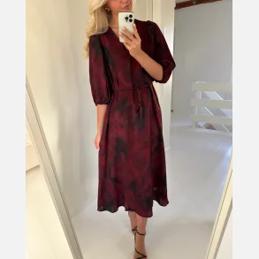 Sisters Point Ventia Dress Bordeaux Blurred
