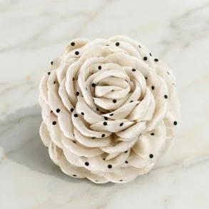 Namiso Hana H�rklemme Rose Creme m. Sorte Prikker 12 cm